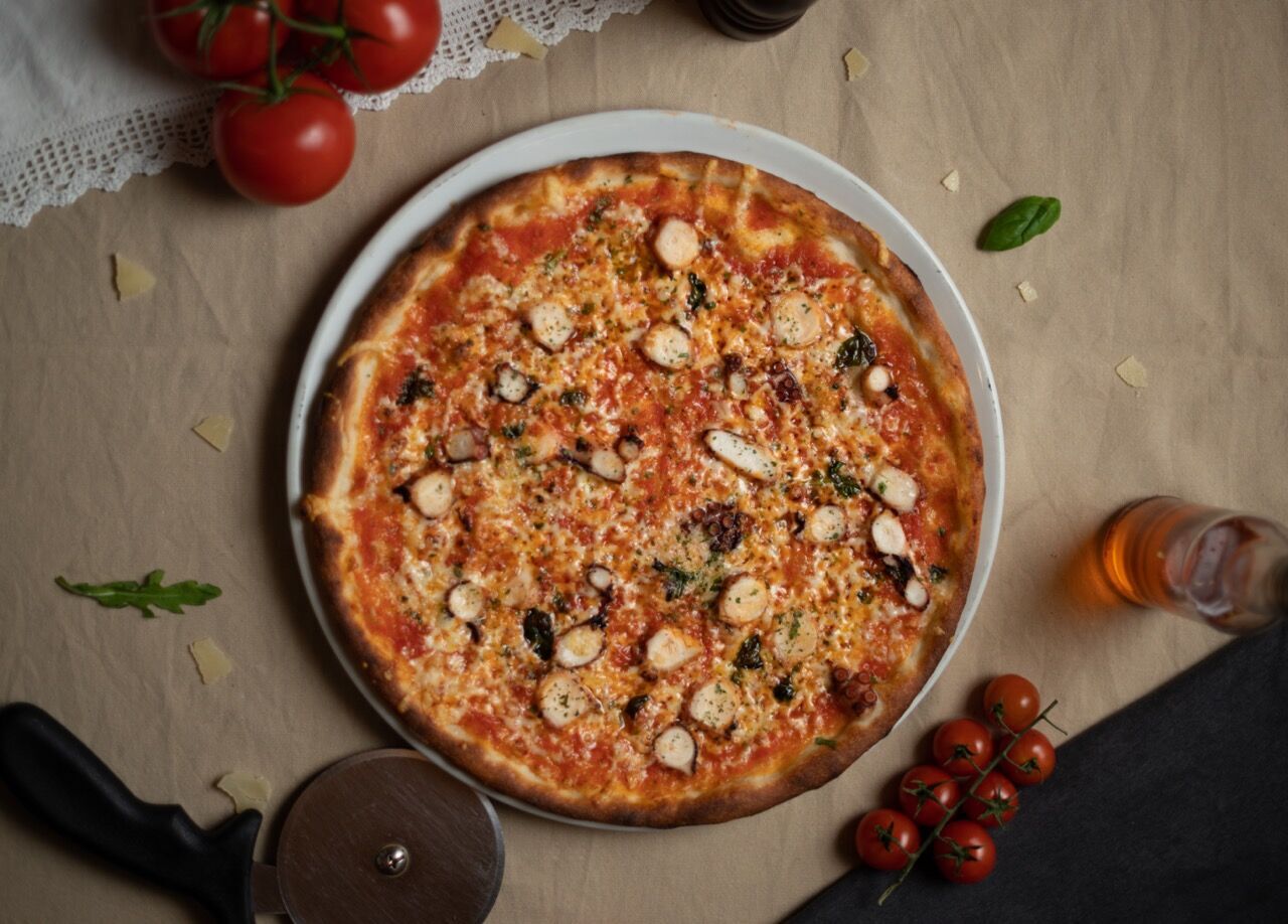 Pizza mit Tomaten und Basilikum